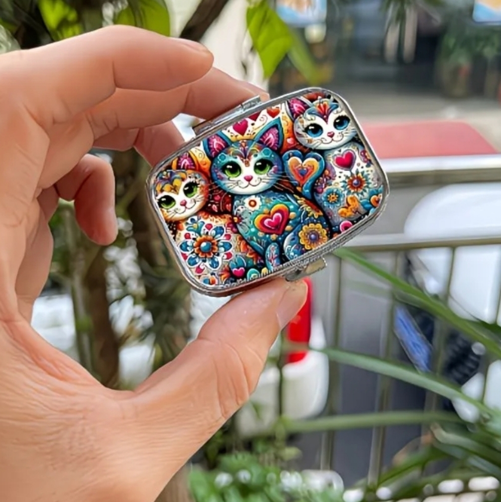 🆕️🐱💊 CATS & HEARTS PORTABLE METAL PILL BOX ORGANIZER WITH MIRROR🐱💊